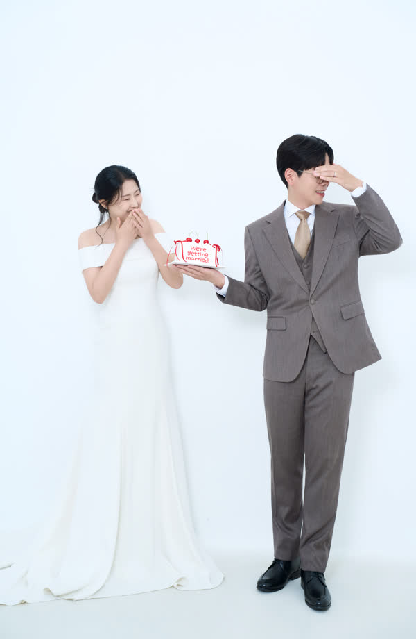 케이크를 든 신랑과 웃는 신부