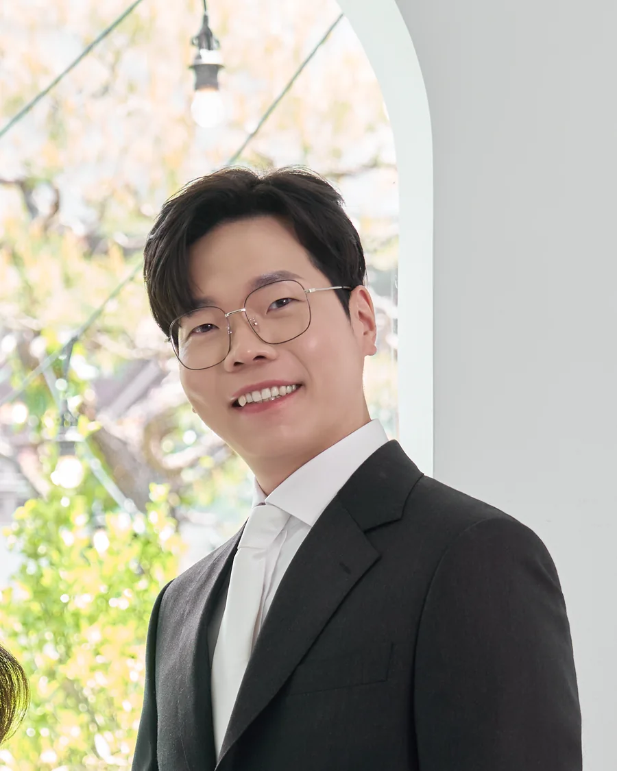 미소 짓는 신랑 손진수